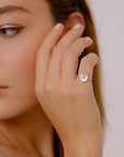 ragazza indossa anello argento bottoncino madreperla bianca made in italy