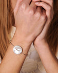 ragazza indossa bracciale argento bottone madreperla bianca fatto a mano italia