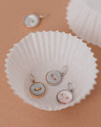 piccoli ciondoli oro giallo argento bottoncini madreperla bianca azzurra rosa made in italy