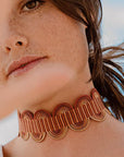 ragazza indossa collana girocollo choker argento nastro passamaneria onde mattone made in italy
