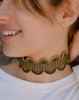 ragazza indossa collana girocollo choker argento nastro passamaneria onde verde made in italy