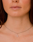 ragazza indossa collana sottile catena ciondolo ghirigori argento made in italy