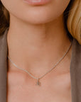 ragazza indossa collana sottile catena ciondolo ghirigori argento made in italy
