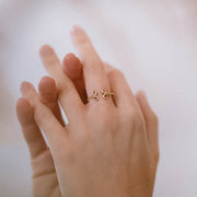 sottile anello oro giallo aperto ghirigori fatto a mano italia