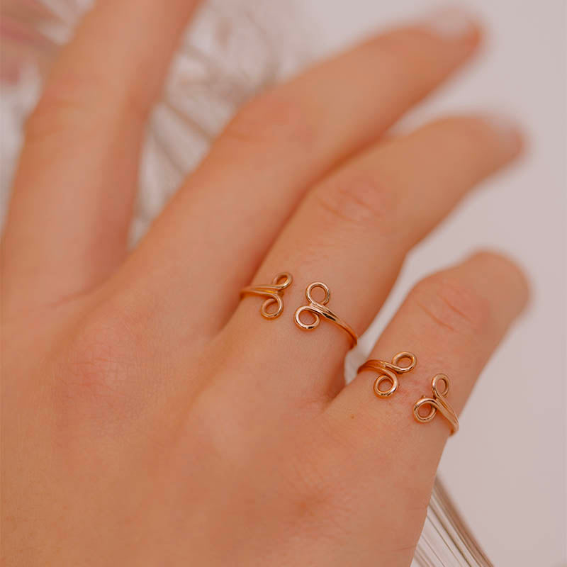 sottili anelli oro rosa aperti ghirigori fatti a mano italia